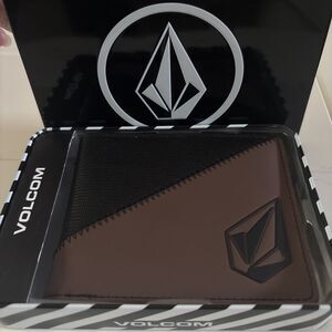VOLCOM STONE Men Wallet Bi-Fold Black & Brown Surf Skate Metal Gift Box Case NEW